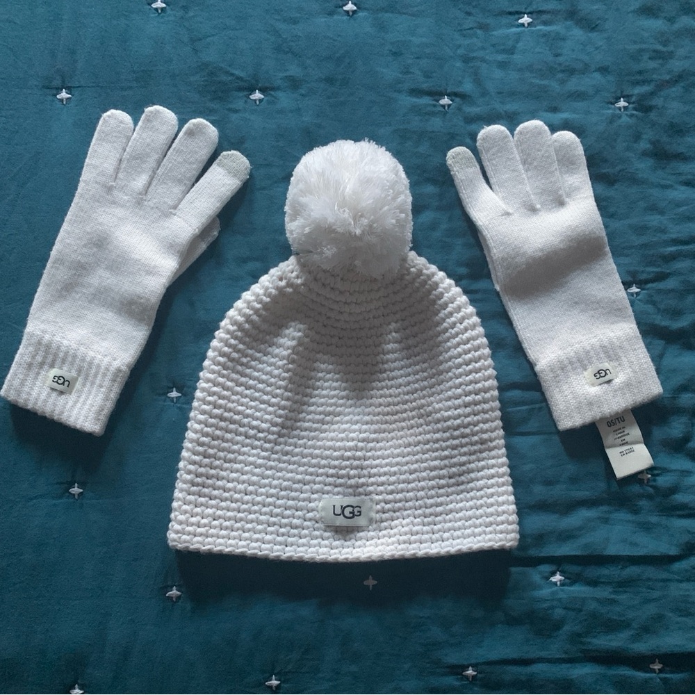 NEW UGG White Knitted Hat & Tech Gloves Set